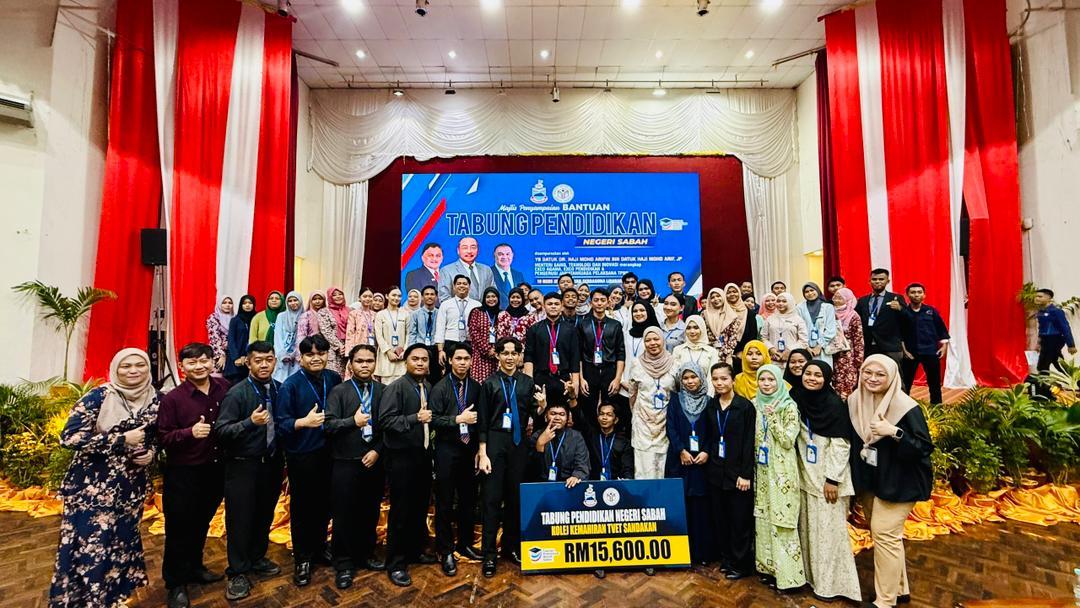 Majlis penyampaian Bantuan Tabung Pendidikan Negeri Sabah RM15,600 kepada pelajar KKTS